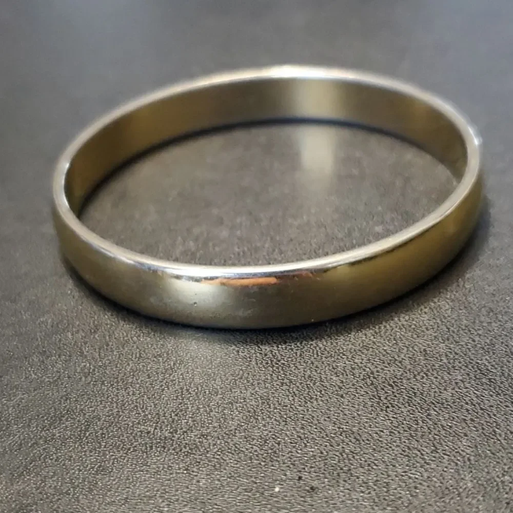Monet gold tone bangle bracelet 7.75
